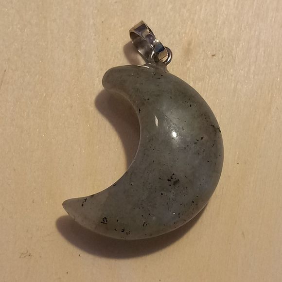 Labradorite moon pendant - Picture 10 of 13